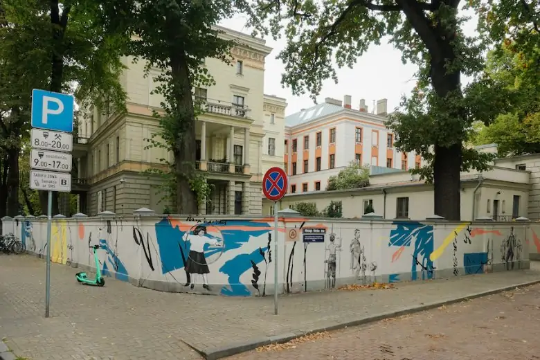 Gatvės meno vadovas - Piešinys ant Medicinos istorijos muziejaus tvoros